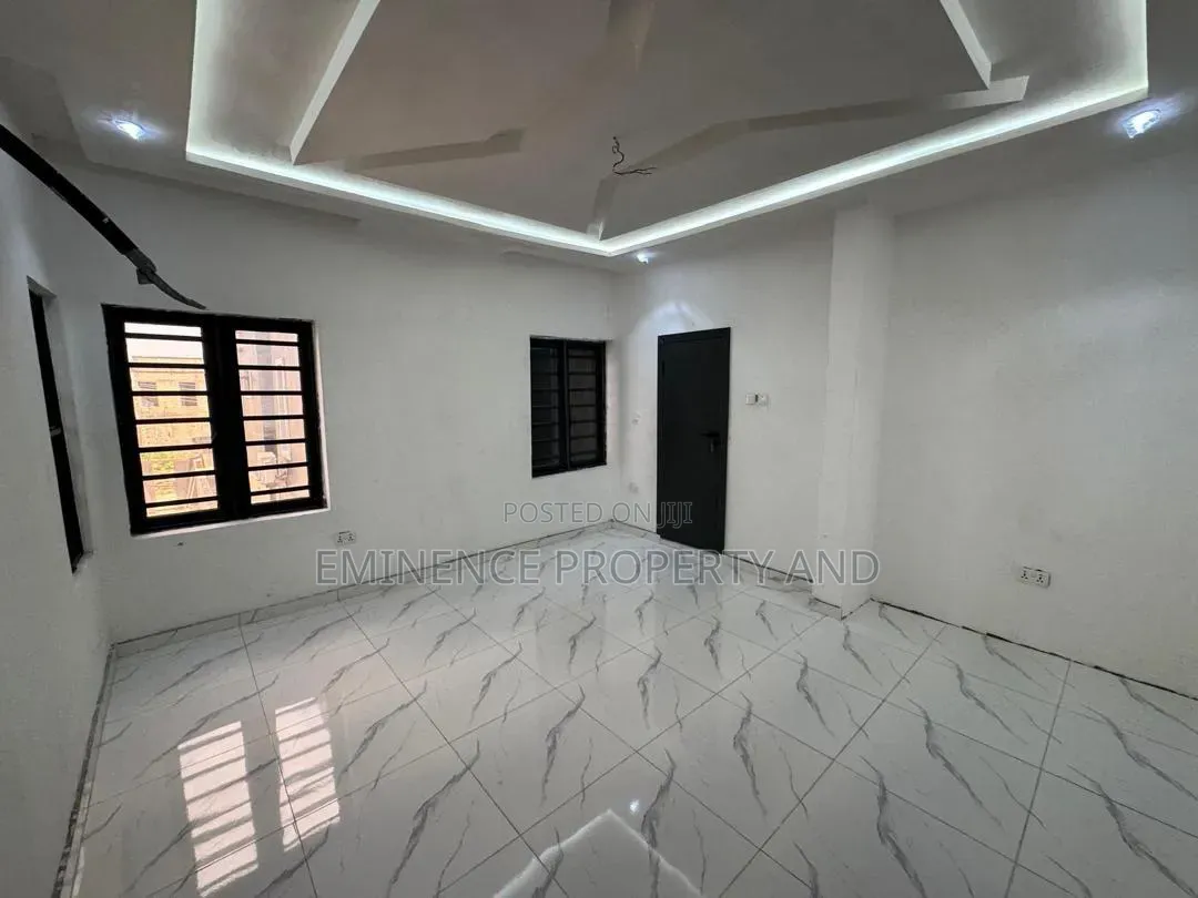 5bdrm Duplex in Chevron for rent