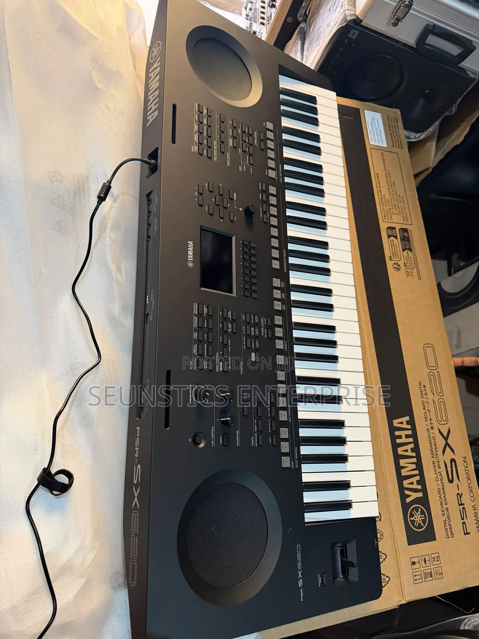 Quality Yamaha PSR SX 620 Workstation Keyboard (Piano)