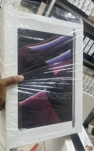 New Laptop Apple MacBook Pro 2022 M2 16GB Apple M2 SSD 1T