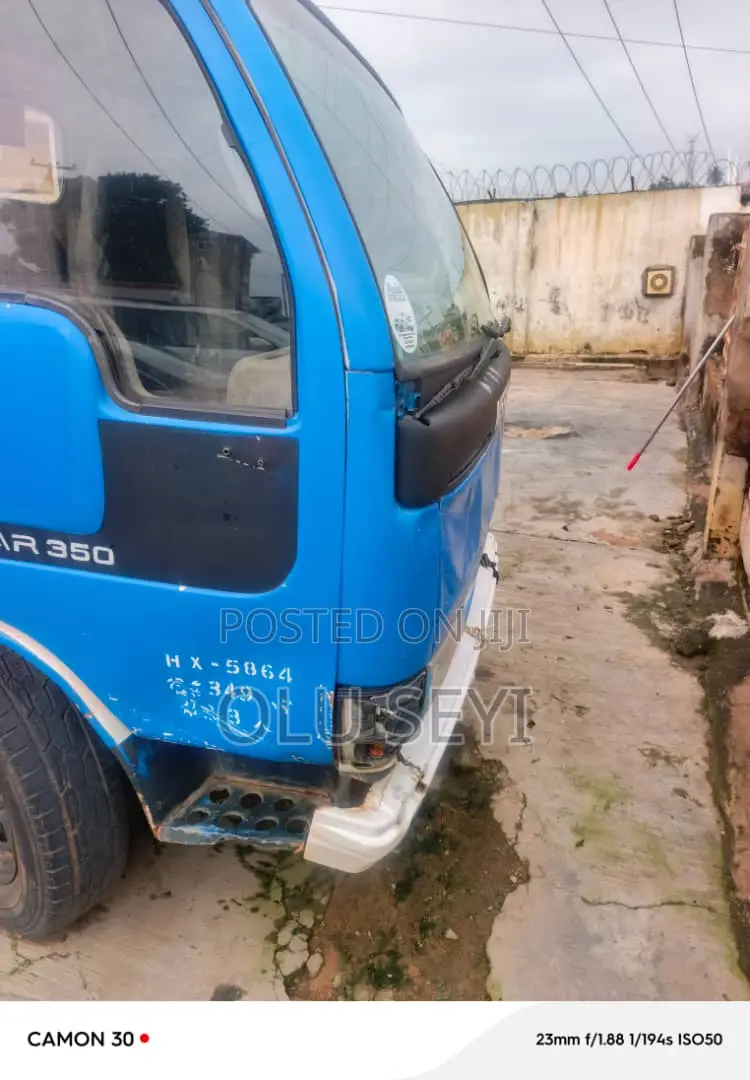 Nissan Caravan (Urvan) 2000 Blue