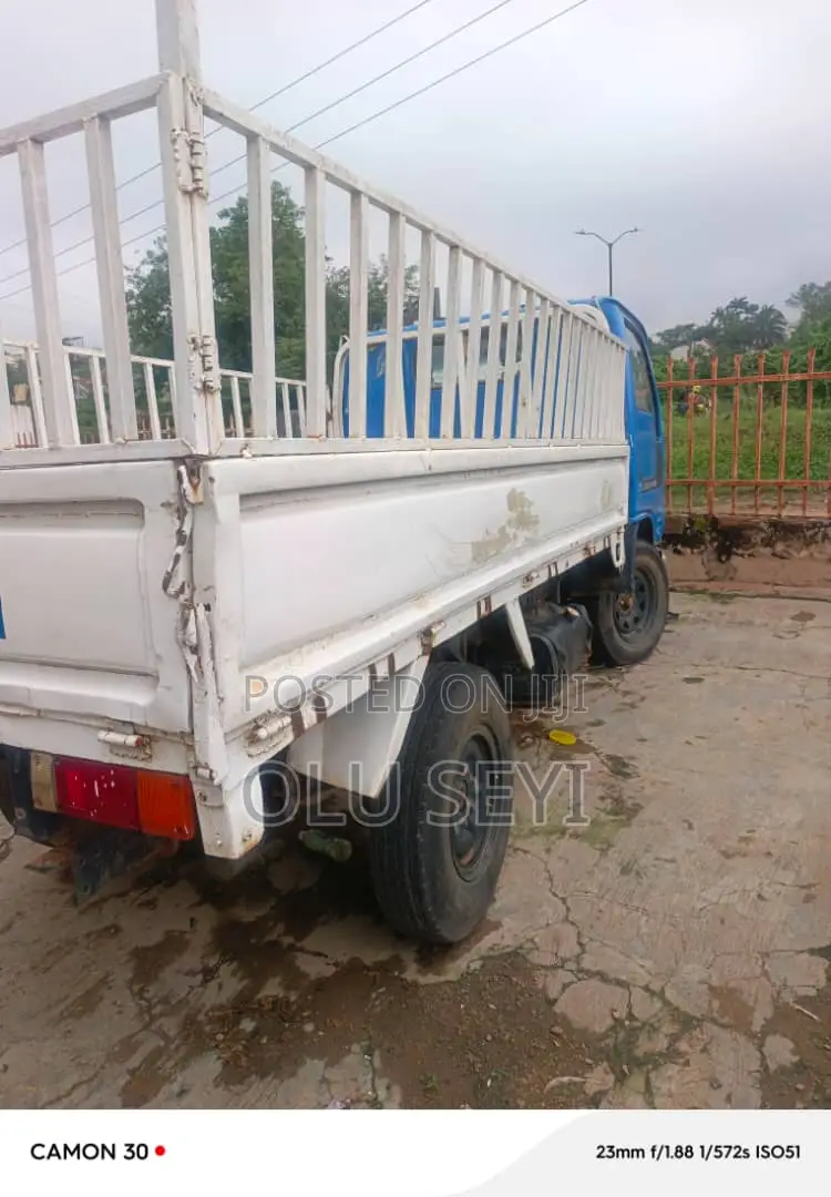Nissan Caravan (Urvan) 2000 Blue