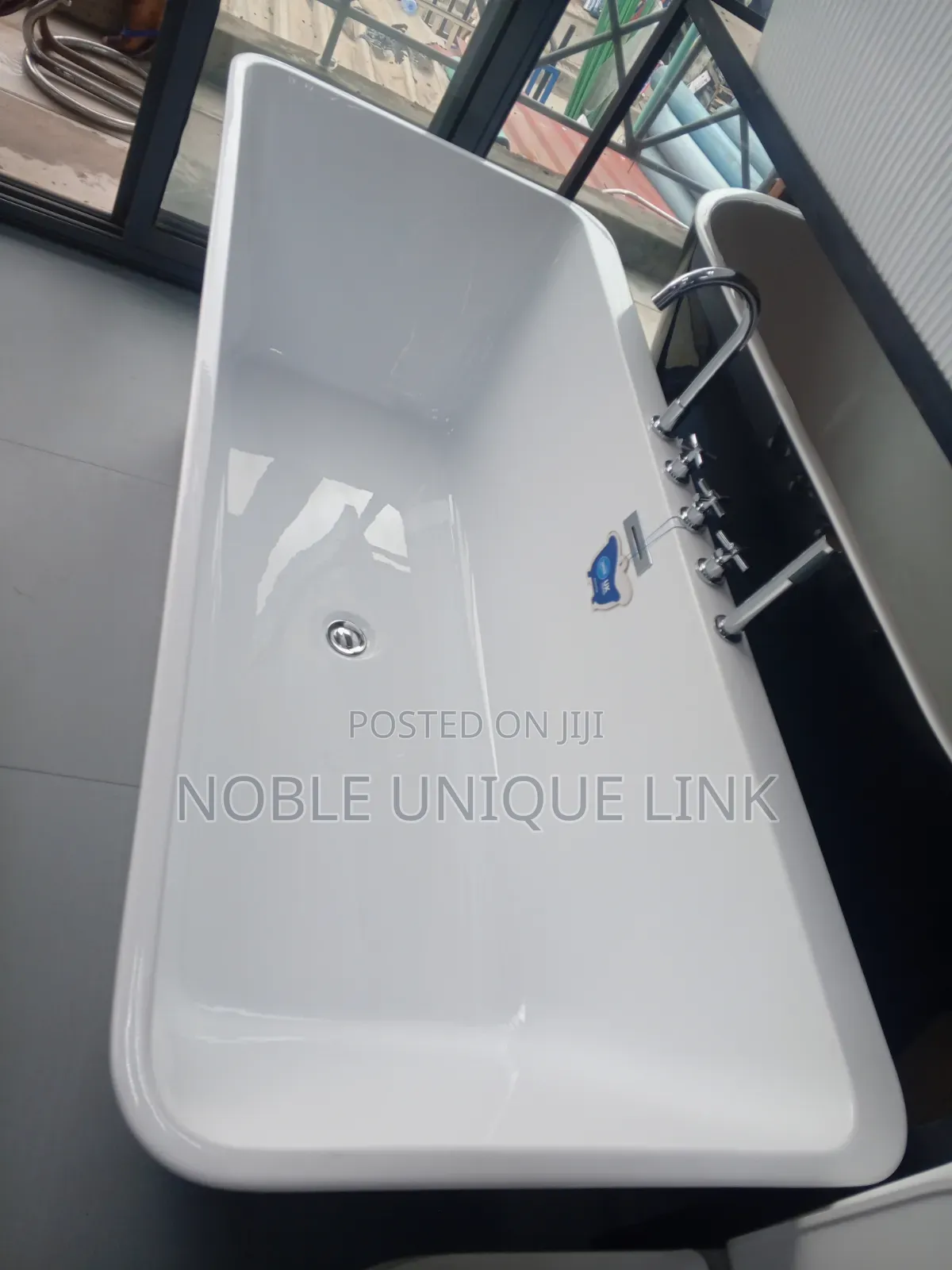 Executive Bathtub With Mixer