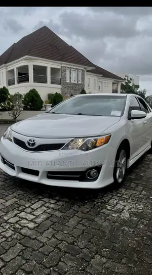 Toyota Camry SE 4dr Sedan (2.5L 4cyl 6A) 2012 White