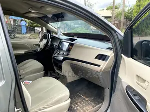 Toyota Sienna LE 7 Passenger 2011