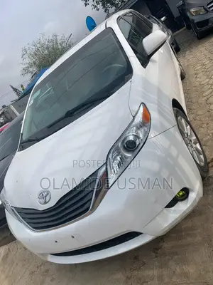Toyota Sienna XLE 7-Passenger 4dr Minivan AWD (3.5L 6cyl 6A) 2014 White