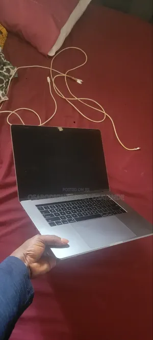 Laptop Apple MacBook Pro 2017 16GB Intel Core i7 HDD 512GB