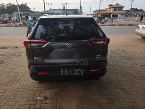 Toyota RAV4 Limited FWD 2020 Green
