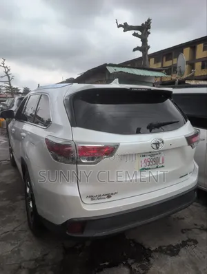 Toyota Highlander XLE 4dr SUV AWD (3.5L 6cyl 6A) 2015 White