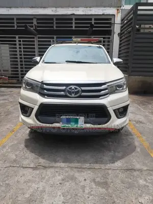 Toyota Hilux SR 4x4 2019 White