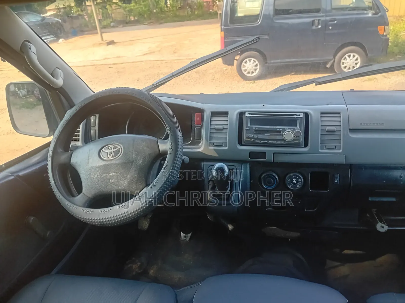 Toyota HiAce 2015 White