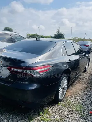 Toyota Camry XLE FWD (2.5L 4cyl 8AM) 2018 Silver