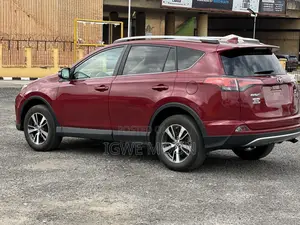 Toyota RAV4 XLE 4dr SUV AWD (2.5L 4cyl 6A) 2018 Maroon