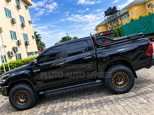 Hilux Retractable Roller Boot Cover 4×4 Rugged Bar Spoiler