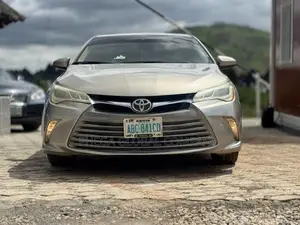 Toyota Camry XLE 4dr Sedan (3.5L 6cyl 6A) 2015 Gold
