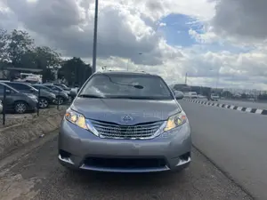 Toyota Sienna LE 7-Passenger 4dr Minivan AWD (3.5L 6cyl 6A) 2015 Gray
