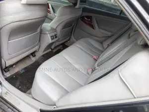 Toyota Camry XLE 4dr Sedan (2.5L 4cyl 6A) 2011 Gray