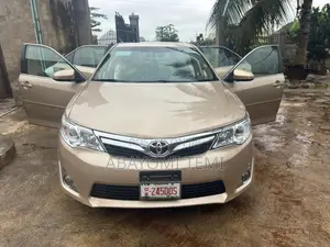 Toyota Camry XLE 4dr Sedan (2.5L 4cyl 6A) 2013 Gold