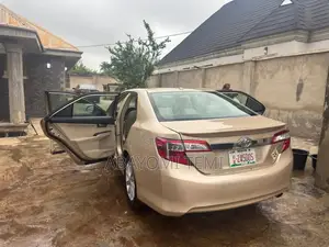 Toyota Camry XLE 4dr Sedan (2.5L 4cyl 6A) 2013 Gold