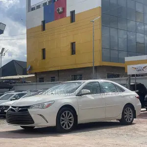 Toyota Camry XLE 4dr Sedan (2.5L 4cyl 6A) 2017 White