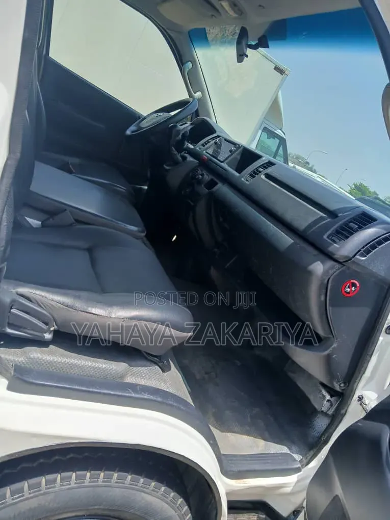 Toyota HiAce 2013 White