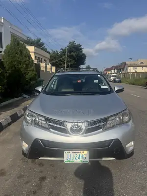 Toyota RAV4 XLE 4dr SUV (2.5L 4cyl 6A) 2014 Silver