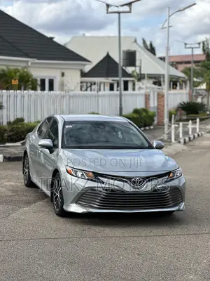 Toyota Camry LE FWD (2.5L 4cyl 8AM) 2018 Silver