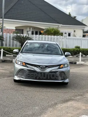 Toyota Camry LE FWD (2.5L 4cyl 8AM) 2018 Silver
