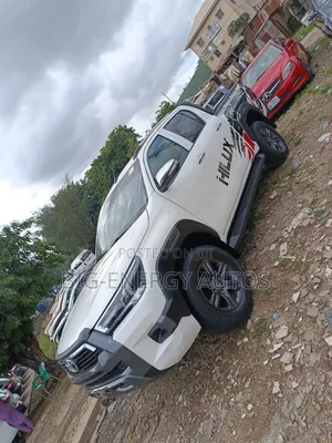 Toyota Hilux 2023 White