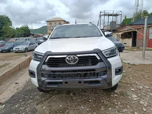 Toyota Hilux 2023 White