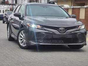 Toyota Camry LE FWD (2.5L 4cyl 8AM) 2018 Beige