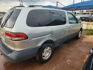 Toyota Sienna 2000 White