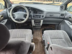 Toyota Sienna 2000 Gold