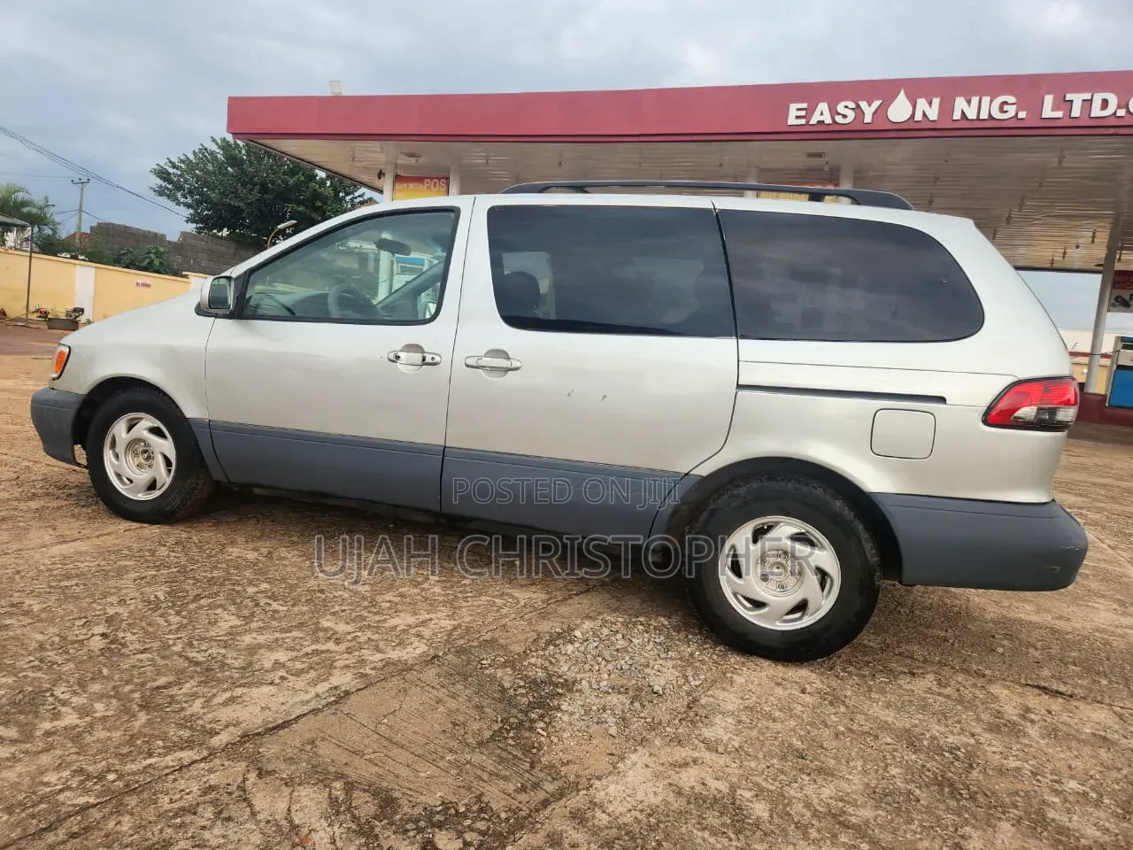 Toyota Sienna 2000 Gold