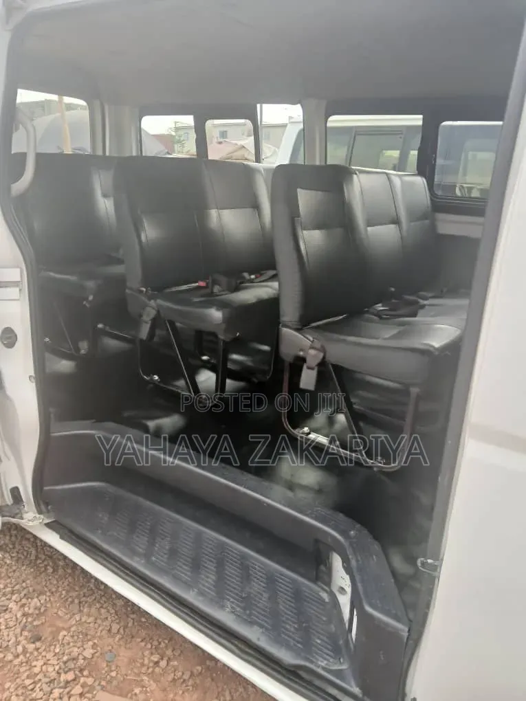 Toyota HiAce 2013 White