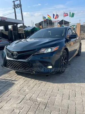 Toyota Camry SE FWD (2.5L 4cyl 8AM) 2018 Black