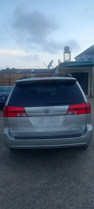 Toyota Sienna 2004 Silver