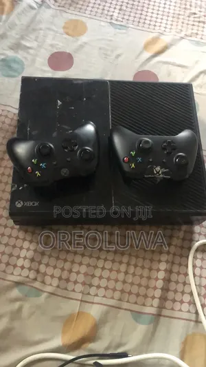 XBOX One Console + 2 Pads