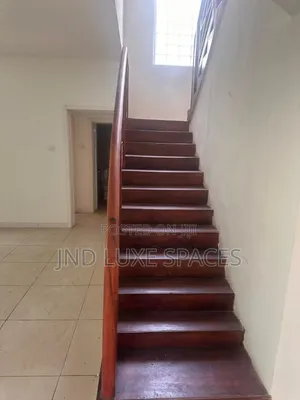 3-Floor Office Building Measuring 1000 Sq M2 Space for Letting