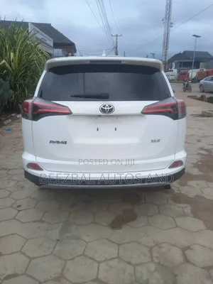 Toyota RAV4 XLE 4dr SUV (2.5L 4cyl 6A) 2018 White