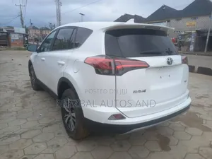 Toyota RAV4 XLE 4dr SUV (2.5L 4cyl 6A) 2018 White
