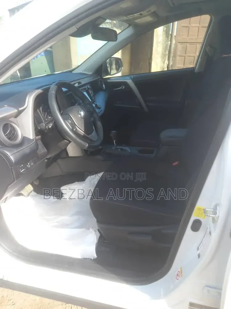 Toyota RAV4 XLE 4dr SUV (2.5L 4cyl 6A) 2018 White