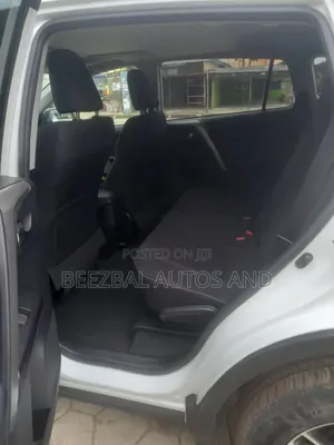 Toyota RAV4 XLE 4dr SUV (2.5L 4cyl 6A) 2018 White