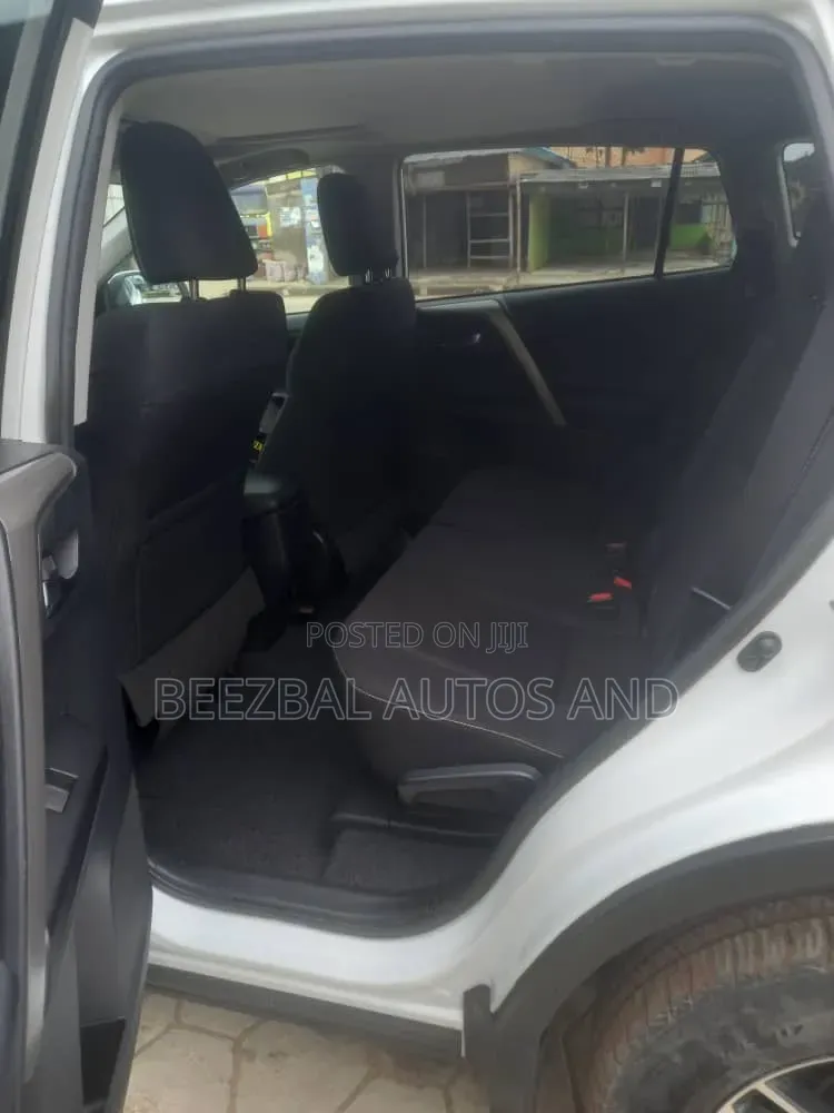Toyota RAV4 XLE 4dr SUV (2.5L 4cyl 6A) 2018 White
