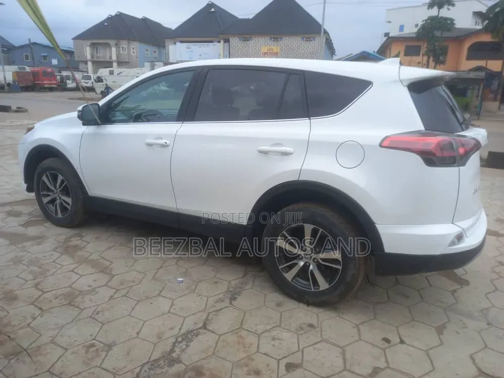 Toyota RAV4 XLE 4dr SUV (2.5L 4cyl 6A) 2018 White