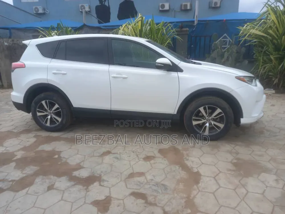 Toyota RAV4 XLE 4dr SUV (2.5L 4cyl 6A) 2018 White