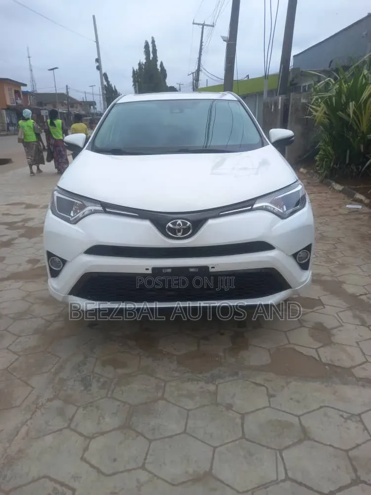 Toyota RAV4 XLE 4dr SUV (2.5L 4cyl 6A) 2018 White