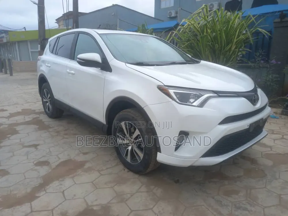 Toyota RAV4 XLE 4dr SUV (2.5L 4cyl 6A) 2018 White