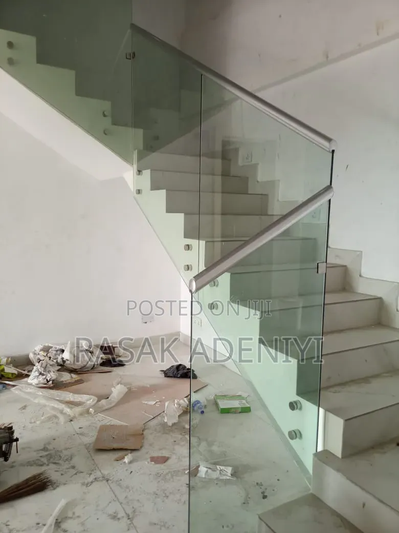 Frameless Staircase With Aluminum Cover