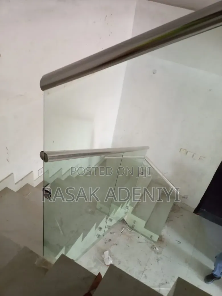 Frameless Staircase With Aluminum Cover