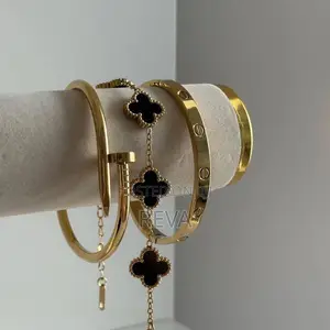 Complete Bracelet Stack VCA Is Available in All Colors